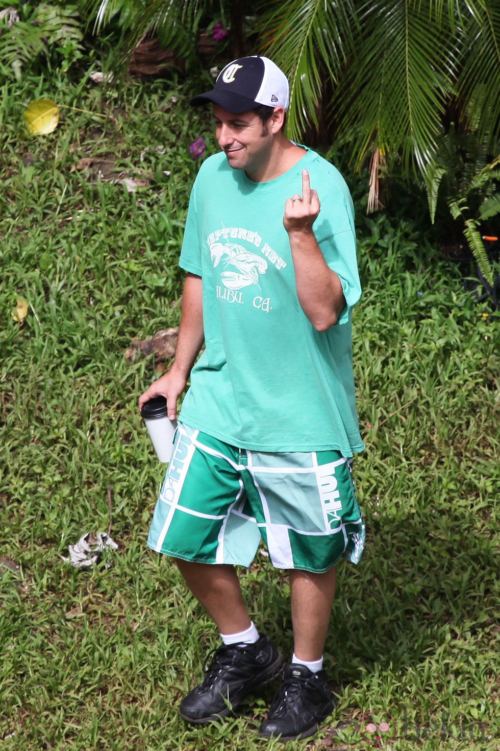 Adam Sandler realiza una peineta a la prensa en Hawai