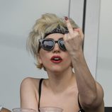 Lady Gaga cansada de la prensa les dedica un gesto poco educado