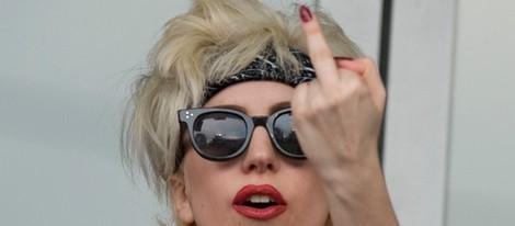 Lady Gaga cansada de la prensa les dedica un gesto poco educado