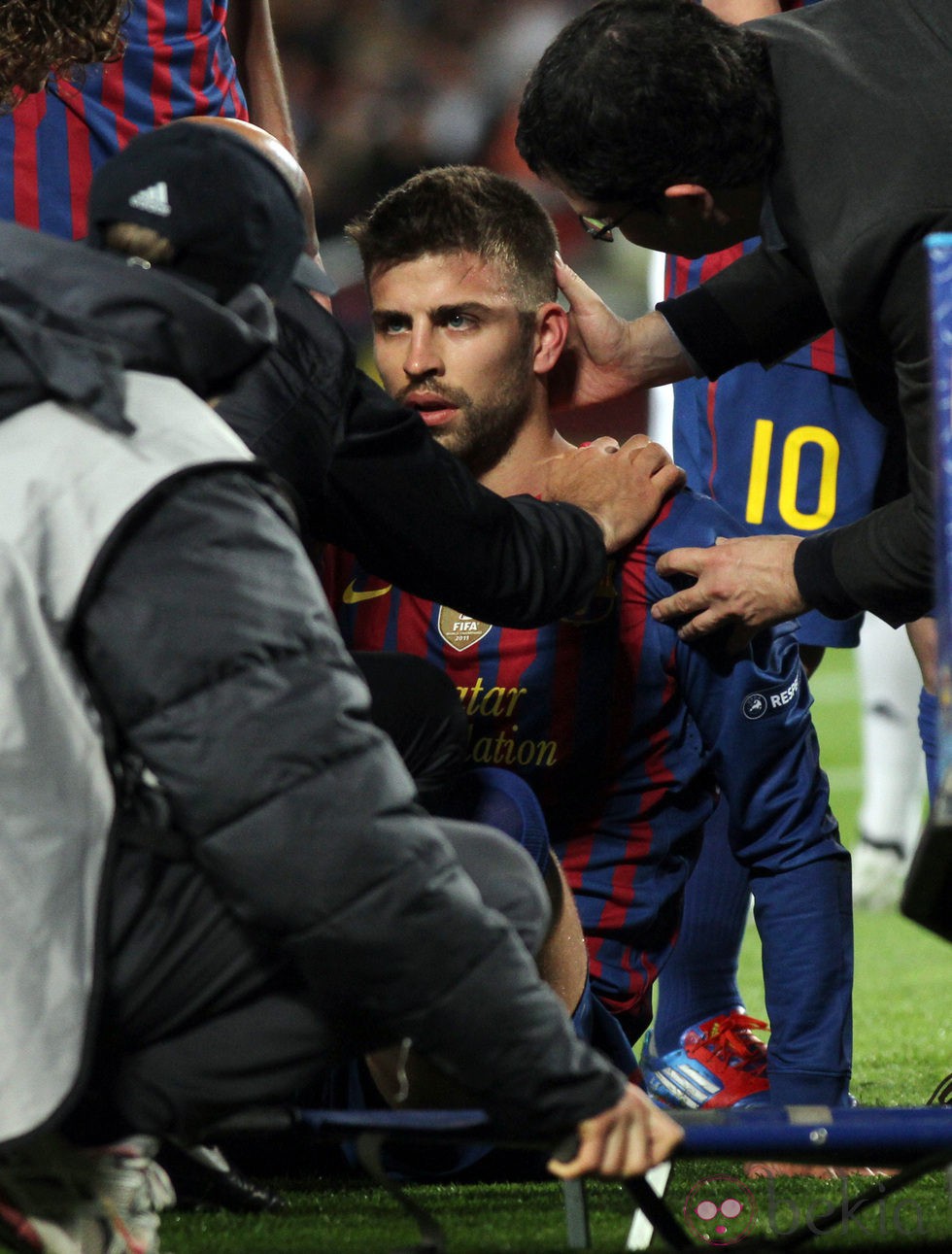 Gerard Piqué tras el choque con Valdés en el Camp Nou