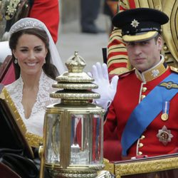 Los Duques de Cambridge pasean en coche de caballos tras su boda