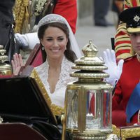 Los Duques de Cambridge pasean en coche de caballos tras su boda