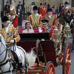 El Príncipe Guillermo y Catalina de Cambridge en coche de caballos el día de su boda