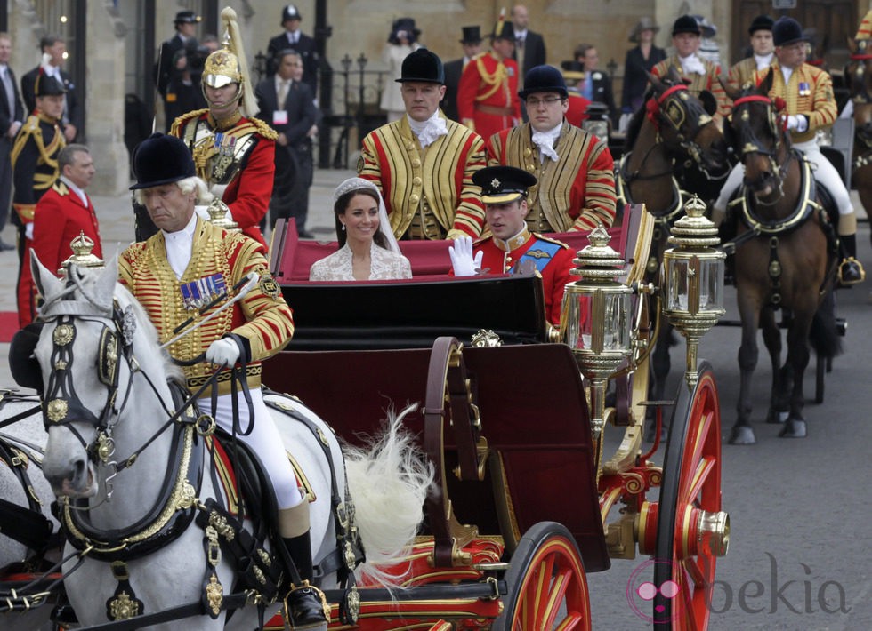 El Príncipe Guillermo y Catalina de Cambridge en coche de caballos el día de su boda