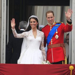 Los Duques de Cambridge saludan desde Buckingham Palace el día de su boda