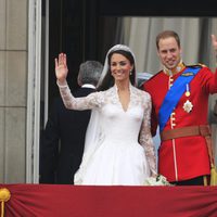 Los Duques de Cambridge saludan desde Buckingham Palace el día de su boda