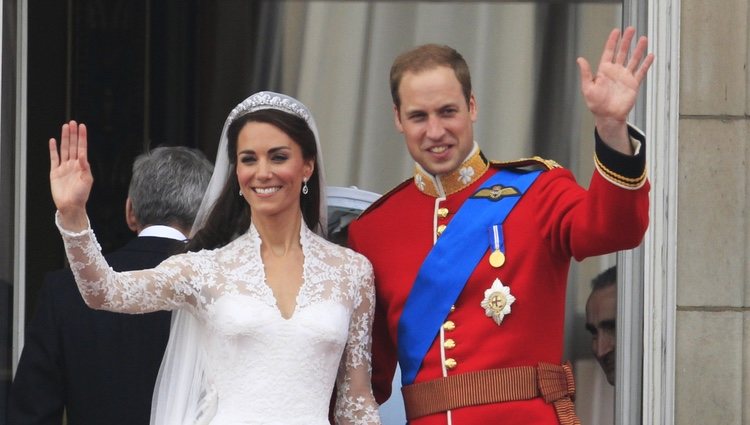 Los Duques de Cambridge saludan desde Buckingham Palace el día de su boda