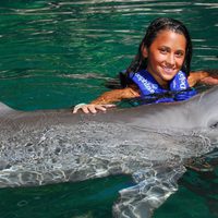 Leo Messi y Antonella Roccuzzo nadando entre delfines