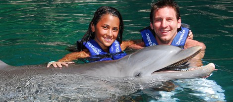 Leo Messi y Antonella Roccuzzo nadando entre delfines