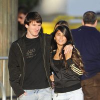 Leo Messi y Antonella Roccuzzo paseando abrazados por Barcelona