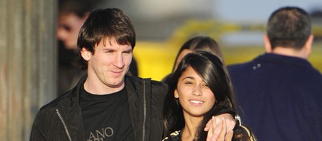 Leo Messi y Antonella Roccuzzo paseando abrazados por Barcelona