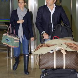 Beatriz Mira y Álvaro Fuster en el aeropuerto de Madrid