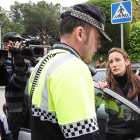 Telma Ortiz pide ayuda a un policía para librarse de la prensa