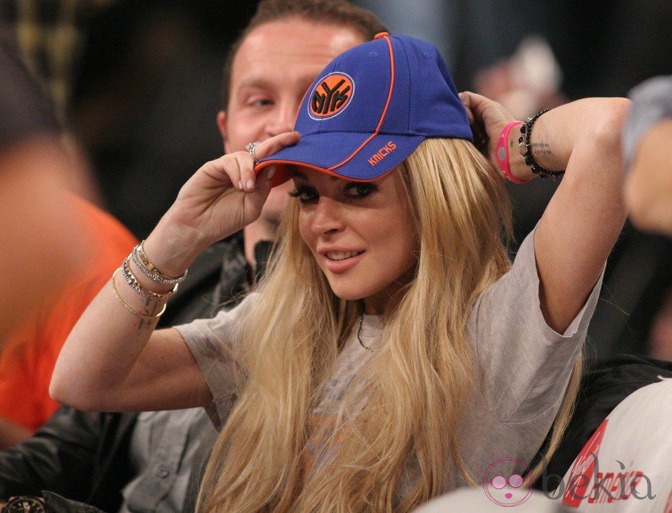 Lindsay Lohan con su gorra en un partido de la NBA