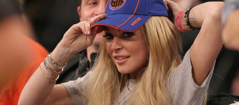 Lindsay Lohan con su gorra en un partido de la NBA