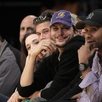 Ashton Kutcher con una gorra de 'Los Angeles Lakers'