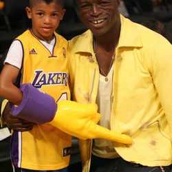 El cantante Seal y su hijo en un partido de 'Los Angeles Lakers'