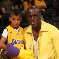 El cantante Seal y su hijo en un partido de 'Los Angeles Lakers'