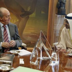 El Rey durante una audiencia con el ministro de Exteriores de Emiratos Árabes