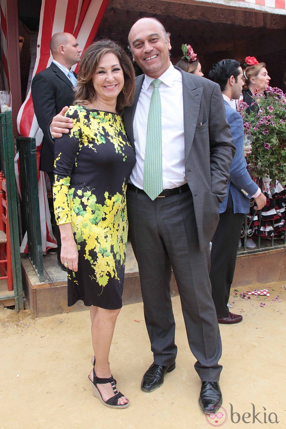 Ana Rosa Quintana y su marido Juan Muñoz en la Feria de Abril de Sevilla 2012