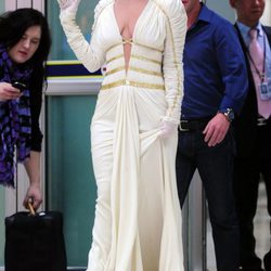 Lady Gaga a la llegada del aeropuerto con un vestido blanco