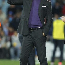 Pep Guardiola haciendo indicaciones a los jugadores del Barça durante un partido