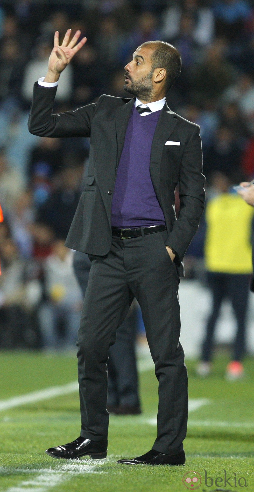 Pep Guardiola haciendo indicaciones a los jugadores del Barça durante un partido