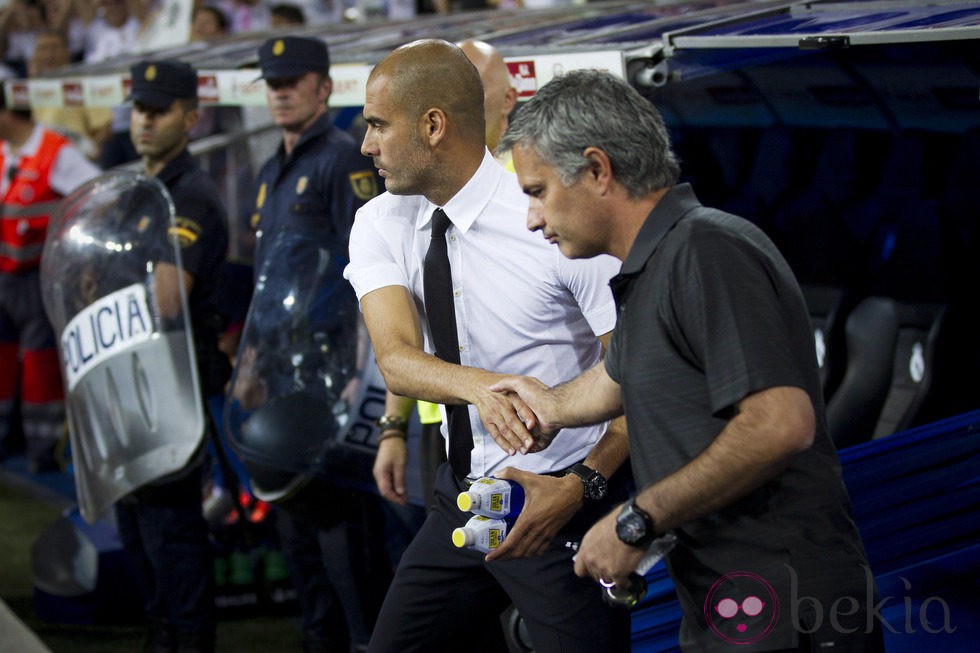Pep Guardiola saluda a Mourinho durante un partido Barça-Madrid