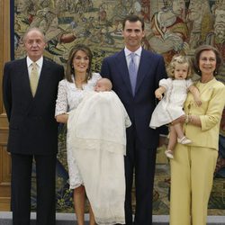La Infanta Sofía en su bautizo con los Reyes, los Príncipes y la Infanta Leonor
