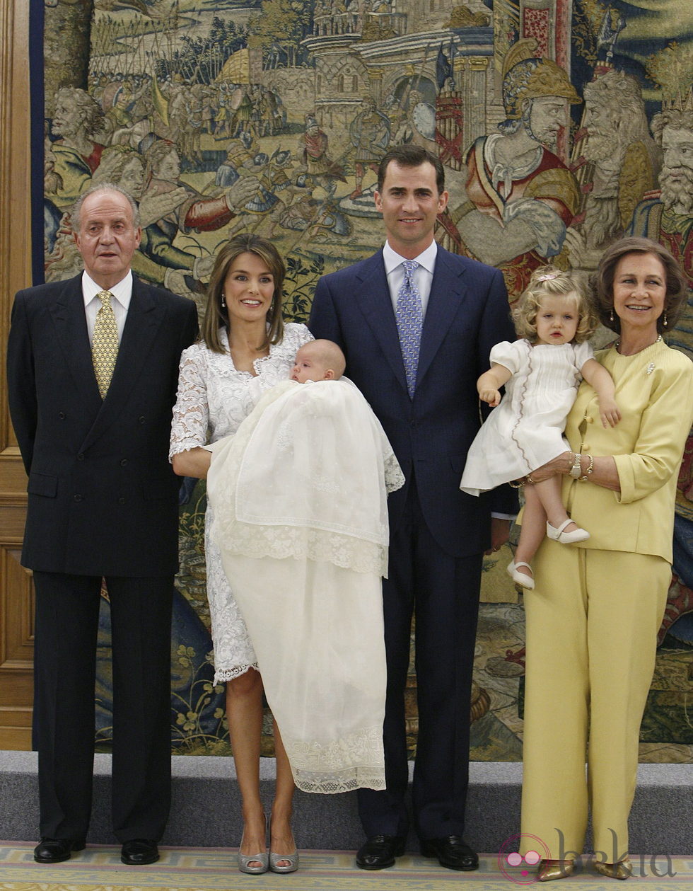 La Infanta Sofía en su bautizo con los Reyes, los Príncipes y la Infanta Leonor
