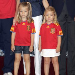Las Infantas Leonor y Sofía en la recepción a la selección española en 2010