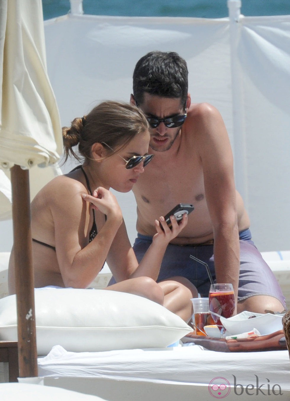 Ana Fernández y su novio, Santiago Trancho, mirando el móvil