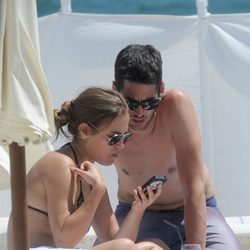 Ana Fernández y su novio, Santiago Trancho, mirando el móvil