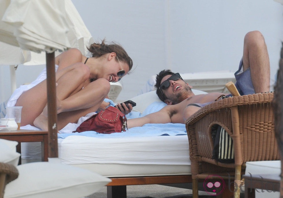 Ana Fernández y su nuevo novio se divierten en la playa