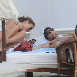 Ana Fernández y su nuevo novio se divierten en la playa