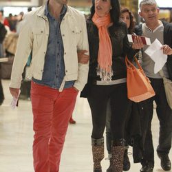 Toñi Salazar y Roberto Liaño en el aeropuerto de Madrid