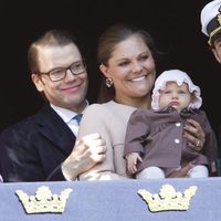 Victoria y Daniel de Suecia con su hija Estela en el 66 cumpleaños del Rey Carlos Gustavo