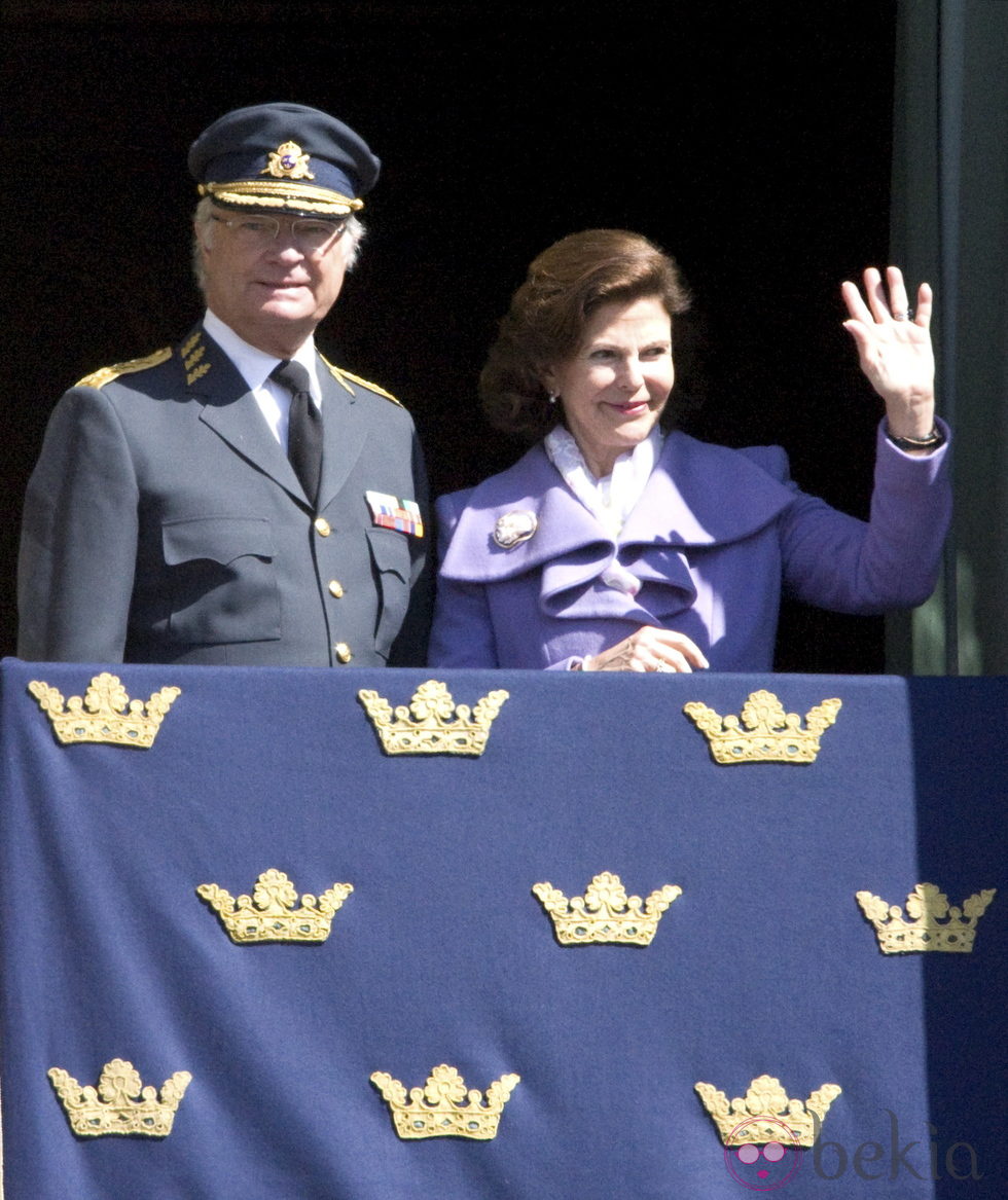 El Rey Carlos Gustavo de Suecia el día de su 66 cumpleaños con la Reina Silvia