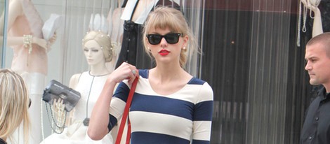 Taylor Swift con un vestido de rayas que sugiere un aumento de pecho