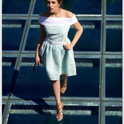 Marina Salas actriz de 'El barco' con un vestido azul