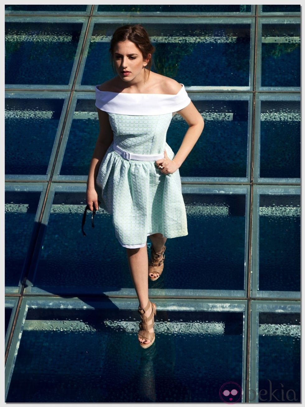 Marina Salas actriz de 'El barco' con un vestido azul