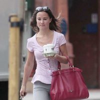 Pippa Middleton camina por Londres tras comprar café
