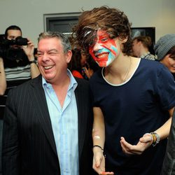 Harry Styles con un tartazo en la cara