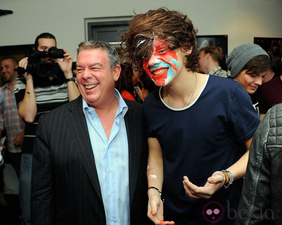 Harry Styles con un tartazo en la cara