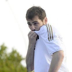 Iker Casillas besa el escudo del Real Madrid en la celebración del título de Liga
