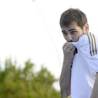 Iker Casillas besa el escudo del Real Madrid en la celebración del título de Liga