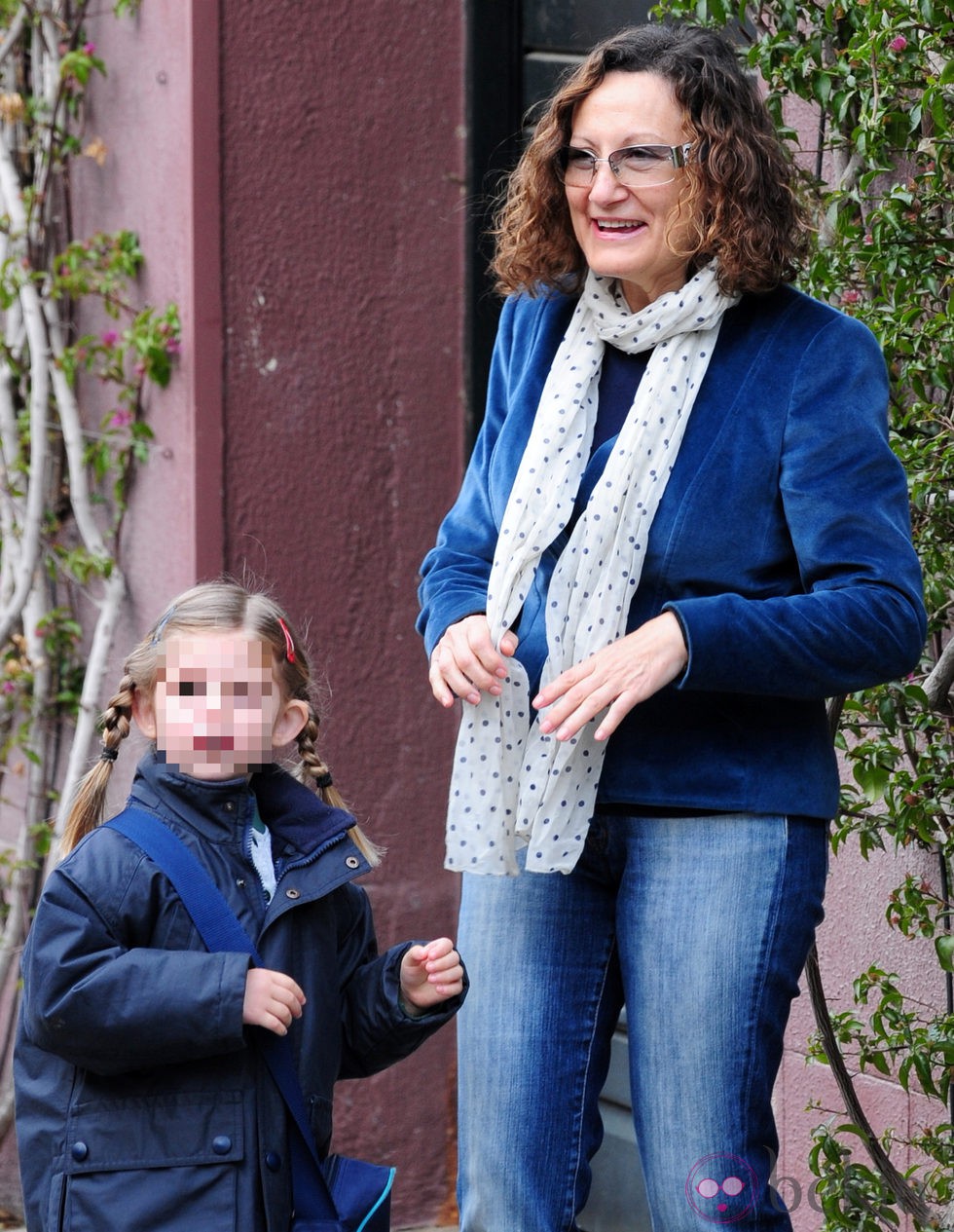Paloma Rocasolano lleva a su nieta Amanda al colegio