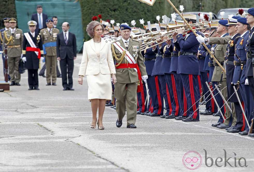 La Reina Sofía en la jura de bandera de los Guardias Reales y personal civil