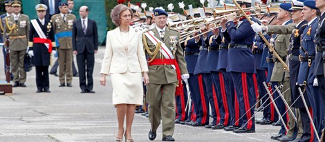 La Reina Sofía en la jura de bandera de los Guardias Reales y personal civil