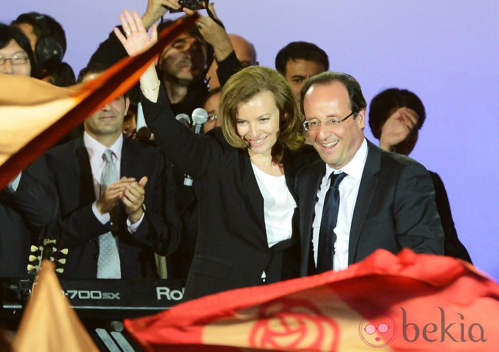 Valérie Trierweiler y François Hollande celebrando la victoria
